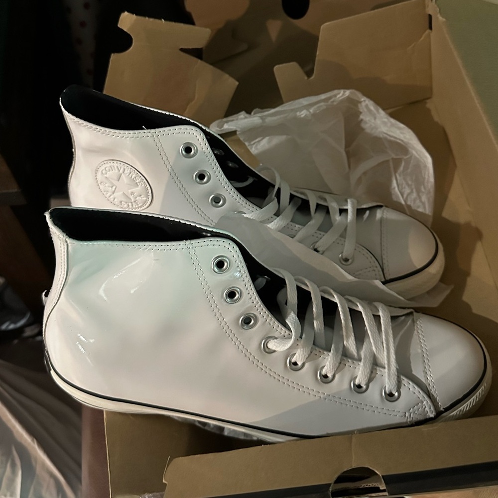 Brand new never worn, patent leather Chuck TAYLOR’s. Size 11.